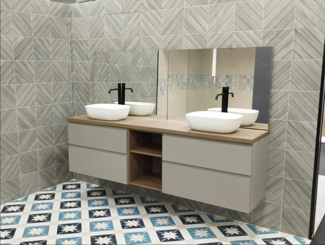 Salle d'exposition Carlito : salle de bain témoin, carreaux de ciment et mosaïque